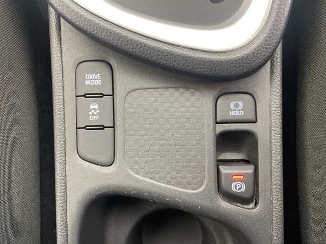 トヨタ ヤリスクロス G 愛知県 2021(令3)年 6.8万km ブラックマイカ 純正8インチディスプレイオーディオ/・Bluetooth/・フルセグテレビ/・スマートフォン接続/バックカメラ/衝突軽減ブレーキ/レーンキープアシスト/オートマチックハイビーム/前後コーナーセンサー/レーダークルーズコントロール/ビルトインETC/クリアランスソナー/電子パーキング/オートブレーキホールド