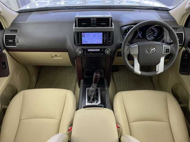 トヨタ ランドクルーザー プラド TX Lパッケージ 岐阜県 2013(平25)年 4.6万km ホワイトパールクリスタルシャイン 純正7インチナビ【NSZT-W62G】/Bluetooth/CD DVD/SD/フルセグテレビ/ベージュ内装/革巻きステアリング/ステアリングリモコン/LEDヘッドライト/オートライト/ヘッドライトウォッシャー/ワイパーデアイサー/レザーシート/シートヒーター（D/N席）/保冷機能付きコンソールボックス/スペアタイヤ/防眩ミラー/バニティランプ/横滑り防止装置/クリアランスソナー