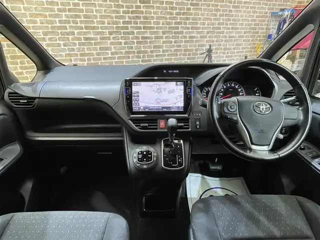 トヨタ ヴォクシー V 岩手県 2016(平28)年 8万km ブラック ワンオーナー/４WD/寒冷地仕様/ALPINE後席モニター/ALPINEビッグX10インチナビ/両側パワースライドドア/トヨタセーフティセンスC/プリクラッシュセーフティ/レーンディパーチャーアラート/オートマチックハイビーム/先行車発進お知らせ機能/MTモード付AT/横滑り防止装置/アイドリングストップ/ウインドシールドデアイサー/ロールサンシェード/ウォークスルー/フルセグTV/バックカメラ/ETC/リヤオートエアコン/LEDヘッドランプ/純正１５インチアルミホイール