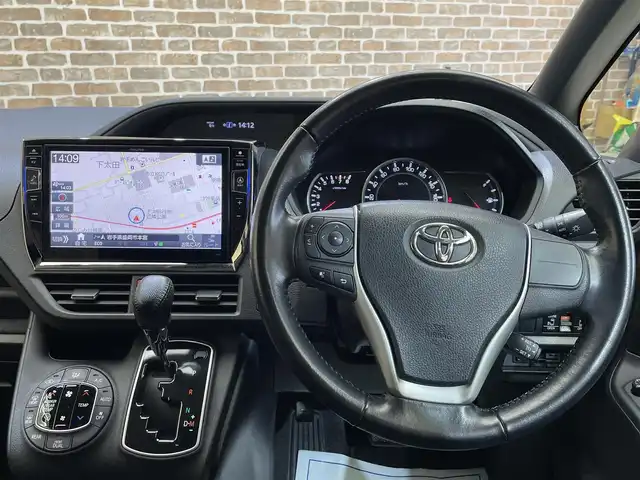 トヨタ ヴォクシー V 岩手県 2016(平28)年 8万km ブラック ワンオーナー/４WD/寒冷地仕様/ALPINE後席モニター/ALPINEビッグX10インチナビ/両側パワースライドドア/トヨタセーフティセンスC/プリクラッシュセーフティ/レーンディパーチャーアラート/オートマチックハイビーム/先行車発進お知らせ機能/MTモード付AT/横滑り防止装置/アイドリングストップ/ウインドシールドデアイサー/ロールサンシェード/ウォークスルー/フルセグTV/バックカメラ/ETC/リヤオートエアコン/LEDヘッドランプ/純正１５インチアルミホイール