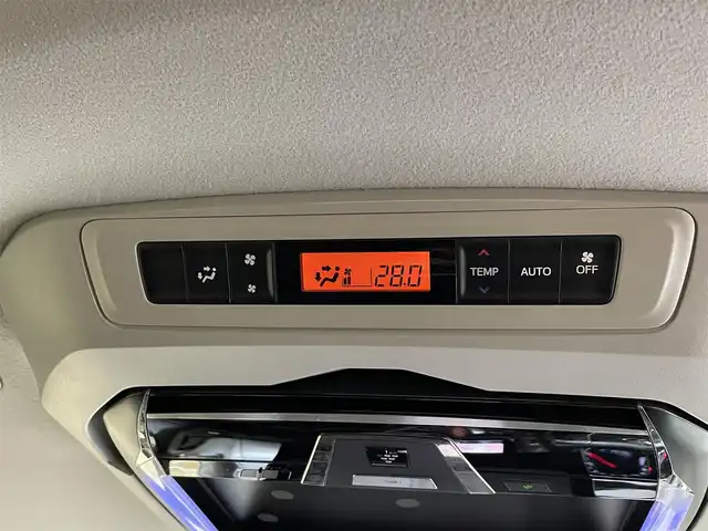 トヨタ ヴォクシー V 岩手県 2016(平28)年 8万km ブラック ワンオーナー/４WD/寒冷地仕様/ALPINE後席モニター/ALPINEビッグX10インチナビ/両側パワースライドドア/トヨタセーフティセンスC/プリクラッシュセーフティ/レーンディパーチャーアラート/オートマチックハイビーム/先行車発進お知らせ機能/MTモード付AT/横滑り防止装置/アイドリングストップ/ウインドシールドデアイサー/ロールサンシェード/ウォークスルー/フルセグTV/バックカメラ/ETC/リヤオートエアコン/LEDヘッドランプ/純正１５インチアルミホイール