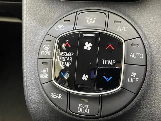 トヨタ ヴォクシー V 岩手県 2016(平28)年 8万km ブラック ワンオーナー/４WD/寒冷地仕様/ALPINE後席モニター/ALPINEビッグX10インチナビ/両側パワースライドドア/トヨタセーフティセンスC/プリクラッシュセーフティ/レーンディパーチャーアラート/オートマチックハイビーム/先行車発進お知らせ機能/MTモード付AT/横滑り防止装置/アイドリングストップ/ウインドシールドデアイサー/ロールサンシェード/ウォークスルー/フルセグTV/バックカメラ/ETC/リヤオートエアコン/LEDヘッドランプ/純正１５インチアルミホイール