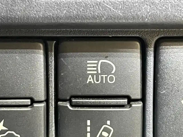 トヨタ ヴォクシー V 岩手県 2016(平28)年 8万km ブラック ワンオーナー/４WD/寒冷地仕様/ALPINE後席モニター/ALPINEビッグX10インチナビ/両側パワースライドドア/トヨタセーフティセンスC/プリクラッシュセーフティ/レーンディパーチャーアラート/オートマチックハイビーム/先行車発進お知らせ機能/MTモード付AT/横滑り防止装置/アイドリングストップ/ウインドシールドデアイサー/ロールサンシェード/ウォークスルー/フルセグTV/バックカメラ/ETC/リヤオートエアコン/LEDヘッドランプ/純正１５インチアルミホイール