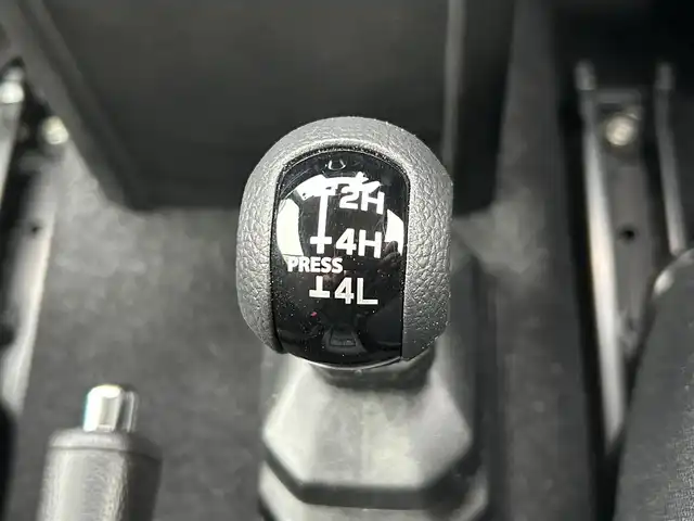 スズキ ジムニー シエラ JC 和歌山県 2023(令5)年 1.6万km ジャングルグリーン 社外7インチディスプレイオーディオ/（BT/CD/DVD)/衝突軽減ブレーキ/レーンキープ/クルーズコントロール/横滑り防止装置/前方ドライブレコーダー/前席シートヒーター/ヒルディルセントコントロール/背面タイヤ/電動格納ミラー/LEDヘッドライト/オートライト/オートマチックハイビーム