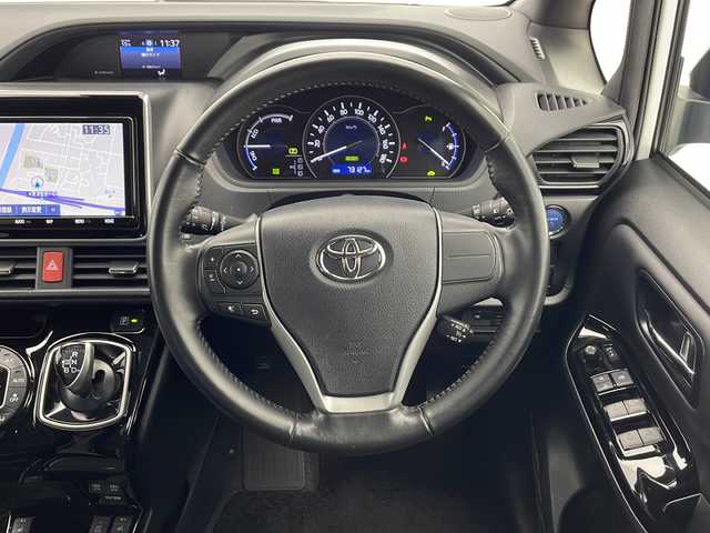 トヨタ ノア ハイブリッド G 千葉県 2021(令3)年 7.4万km ホワイトパールクリスタルシャイン 純正ナビ/　CD/DVD/Bluetooth/フルセグTV　/トヨタセーフティセンス/クルーズコントロール/車線逸脱警報/衝突軽減ブレーキ/クリアランスソナー/先行車発進警報/オートハイビーム/純正後席モニター/前席シートヒーター/両側パワスラ/ビルトインＥＴＣ２．０/前後ドラレコ/ＬＥＤライト/フォグランプ/ＡＣ１００Ｖ/シートバックテーブル/ロールサンシェード/フロアマット