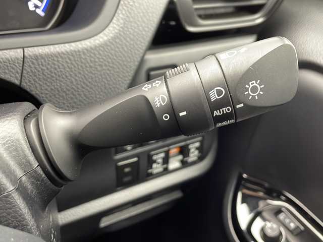 トヨタ ノア ハイブリッド G 千葉県 2021(令3)年 7.4万km ホワイトパールクリスタルシャイン 純正ナビ/　CD/DVD/Bluetooth/フルセグTV　/トヨタセーフティセンス/クルーズコントロール/車線逸脱警報/衝突軽減ブレーキ/クリアランスソナー/先行車発進警報/オートハイビーム/純正後席モニター/前席シートヒーター/両側パワスラ/ビルトインＥＴＣ２．０/前後ドラレコ/ＬＥＤライト/フォグランプ/ＡＣ１００Ｖ/シートバックテーブル/ロールサンシェード/フロアマット