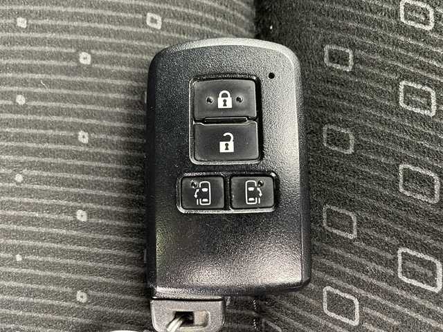 トヨタ ノア ハイブリッド G 千葉県 2021(令3)年 7.4万km ホワイトパールクリスタルシャイン 純正ナビ/　CD/DVD/Bluetooth/フルセグTV　/トヨタセーフティセンス/クルーズコントロール/車線逸脱警報/衝突軽減ブレーキ/クリアランスソナー/先行車発進警報/オートハイビーム/純正後席モニター/前席シートヒーター/両側パワスラ/ビルトインＥＴＣ２．０/前後ドラレコ/ＬＥＤライト/フォグランプ/ＡＣ１００Ｖ/シートバックテーブル/ロールサンシェード/フロアマット