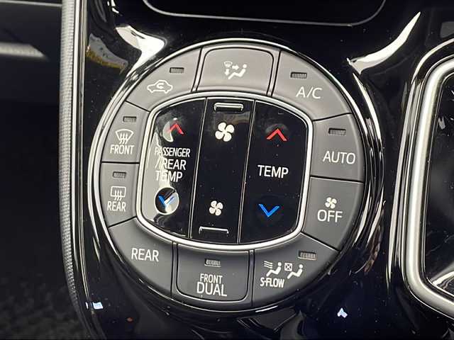 トヨタ ノア ハイブリッド G 千葉県 2021(令3)年 7.4万km ホワイトパールクリスタルシャイン 純正ナビ/　CD/DVD/Bluetooth/フルセグTV　/トヨタセーフティセンス/クルーズコントロール/車線逸脱警報/衝突軽減ブレーキ/クリアランスソナー/先行車発進警報/オートハイビーム/純正後席モニター/前席シートヒーター/両側パワスラ/ビルトインＥＴＣ２．０/前後ドラレコ/ＬＥＤライト/フォグランプ/ＡＣ１００Ｖ/シートバックテーブル/ロールサンシェード/フロアマット