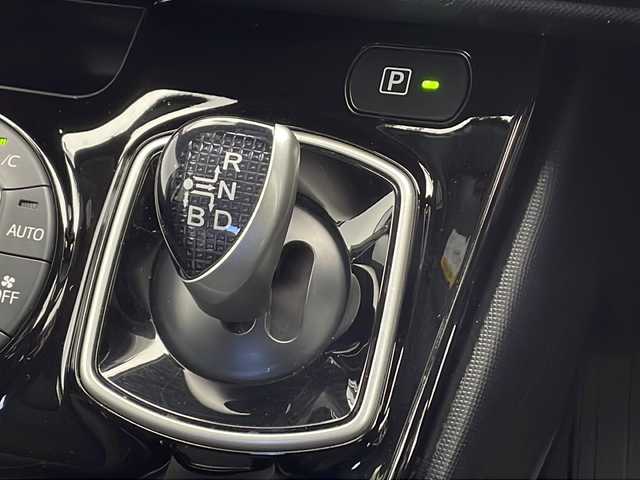 トヨタ ノア ハイブリッド G 千葉県 2021(令3)年 7.4万km ホワイトパールクリスタルシャイン 純正ナビ/　CD/DVD/Bluetooth/フルセグTV　/トヨタセーフティセンス/クルーズコントロール/車線逸脱警報/衝突軽減ブレーキ/クリアランスソナー/先行車発進警報/オートハイビーム/純正後席モニター/前席シートヒーター/両側パワスラ/ビルトインＥＴＣ２．０/前後ドラレコ/ＬＥＤライト/フォグランプ/ＡＣ１００Ｖ/シートバックテーブル/ロールサンシェード/フロアマット