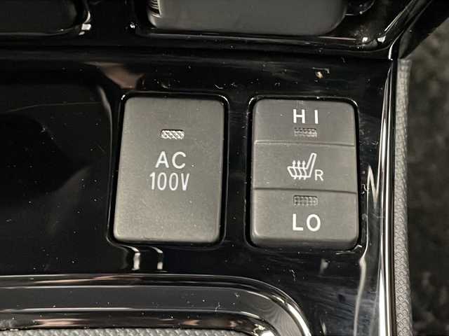 トヨタ ノア ハイブリッド G 千葉県 2021(令3)年 7.4万km ホワイトパールクリスタルシャイン 純正ナビ/　CD/DVD/Bluetooth/フルセグTV　/トヨタセーフティセンス/クルーズコントロール/車線逸脱警報/衝突軽減ブレーキ/クリアランスソナー/先行車発進警報/オートハイビーム/純正後席モニター/前席シートヒーター/両側パワスラ/ビルトインＥＴＣ２．０/前後ドラレコ/ＬＥＤライト/フォグランプ/ＡＣ１００Ｖ/シートバックテーブル/ロールサンシェード/フロアマット