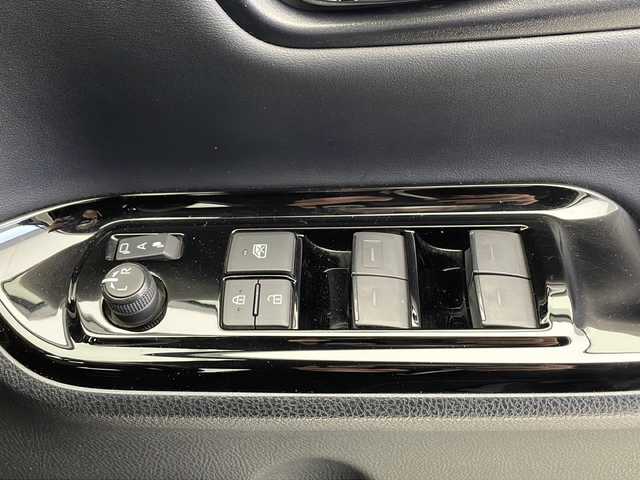 トヨタ ノア ハイブリッド G 千葉県 2021(令3)年 7.4万km ホワイトパールクリスタルシャイン 純正ナビ/　CD/DVD/Bluetooth/フルセグTV　/トヨタセーフティセンス/クルーズコントロール/車線逸脱警報/衝突軽減ブレーキ/クリアランスソナー/先行車発進警報/オートハイビーム/純正後席モニター/前席シートヒーター/両側パワスラ/ビルトインＥＴＣ２．０/前後ドラレコ/ＬＥＤライト/フォグランプ/ＡＣ１００Ｖ/シートバックテーブル/ロールサンシェード/フロアマット