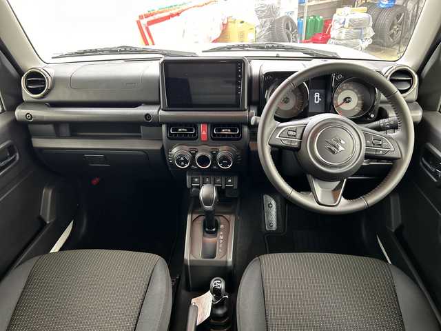 スズキ ジムニー ノマド FC 道央・札幌 2025(令7)年 0.1万km アークティックホワイトパール ・4WD//・スズキセーフティーサポート/・デュアルカメラブレーキアシスト/・前方・後方誤発進抑制機能/・後進時ブレーキサポート/・アダプティブクルーズコントロール/・社外ディスプレイオーディオ/・車線逸脱・ふらつき警報機能/・ハイビームアシスト/・ヒルディセントコントロール/・ブレーキLSDトラクションコントロール/・スマートキー2個/・LEDライト/F・Rフォグ/・新車時保証書・取扱説明書