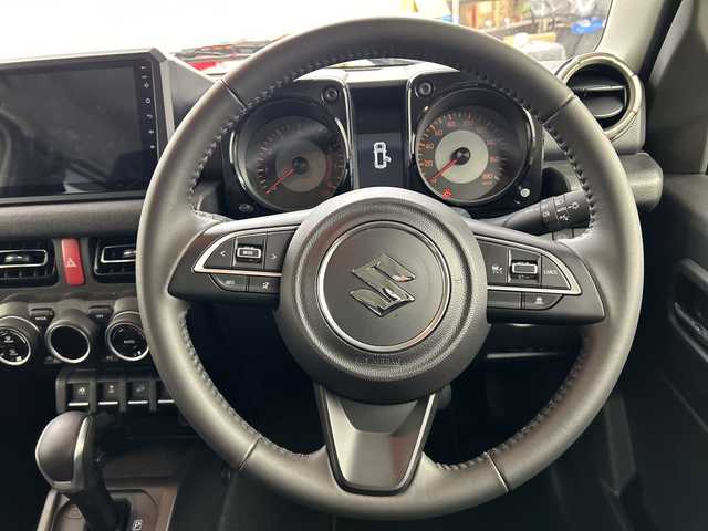 スズキ ジムニー ノマド FC 道央・札幌 2025(令7)年 0.1万km アークティックホワイトパール ・4WD//・スズキセーフティーサポート/・デュアルカメラブレーキアシスト/・前方・後方誤発進抑制機能/・後進時ブレーキサポート/・アダプティブクルーズコントロール/・社外ディスプレイオーディオ/・車線逸脱・ふらつき警報機能/・ハイビームアシスト/・ヒルディセントコントロール/・ブレーキLSDトラクションコントロール/・スマートキー2個/・LEDライト/F・Rフォグ/・新車時保証書・取扱説明書