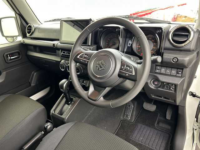 スズキ ジムニー ノマド FC 道央・札幌 2025(令7)年 0.1万km アークティックホワイトパール ・4WD//・スズキセーフティーサポート/・デュアルカメラブレーキアシスト/・前方・後方誤発進抑制機能/・後進時ブレーキサポート/・アダプティブクルーズコントロール/・社外ディスプレイオーディオ/・車線逸脱・ふらつき警報機能/・ハイビームアシスト/・ヒルディセントコントロール/・ブレーキLSDトラクションコントロール/・スマートキー2個/・LEDライト/F・Rフォグ/・新車時保証書・取扱説明書