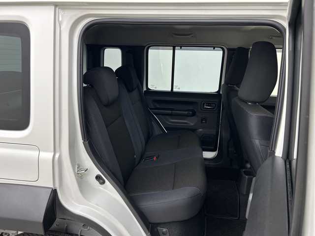 スズキ ジムニー ノマド FC 道央・札幌 2025(令7)年 0.1万km アークティックホワイトパール ・4WD//・スズキセーフティーサポート/・デュアルカメラブレーキアシスト/・前方・後方誤発進抑制機能/・後進時ブレーキサポート/・アダプティブクルーズコントロール/・社外ディスプレイオーディオ/・車線逸脱・ふらつき警報機能/・ハイビームアシスト/・ヒルディセントコントロール/・ブレーキLSDトラクションコントロール/・スマートキー2個/・LEDライト/F・Rフォグ/・新車時保証書・取扱説明書