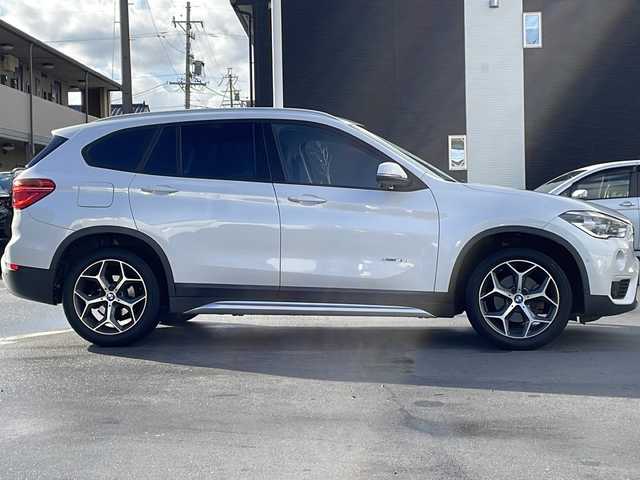 ＢＭＷ Ｘ１ xDrive 18d xライン 長野県 2017(平29)年 8.9万km ミネラルホワイト 禁煙車/4WD/ターボ/純正HDDナビ/・CD/DVD/Bluetooth/AUX/USB入力端子/バックカメラ/アイドリングストップ/ハーフレザーシート/純正AW/横滑り防止装置/コーナーセンサー/ダウンヒルアシストコントロール/ミラーインETC/ドライブレコーダー/LIMボタン(ドアロックボタン)/ブレーキホールド/ルーフレール/革巻きステアリング/ステアリングスイッチ/スマートキー/プッシュスタート/電動格納ミラー/カーテンエアバック