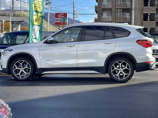 ＢＭＷ Ｘ１ xDrive 18d xライン 長野県 2017(平29)年 8.9万km ミネラルホワイト 禁煙車/4WD/ターボ/純正HDDナビ/・CD/DVD/Bluetooth/AUX/USB入力端子/バックカメラ/アイドリングストップ/ハーフレザーシート/純正AW/横滑り防止装置/コーナーセンサー/ダウンヒルアシストコントロール/ミラーインETC/ドライブレコーダー/LIMボタン(ドアロックボタン)/ブレーキホールド/ルーフレール/革巻きステアリング/ステアリングスイッチ/スマートキー/プッシュスタート/電動格納ミラー/カーテンエアバック