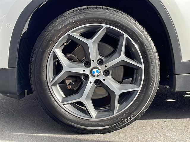 ＢＭＷ Ｘ１ xDrive 18d xライン 長野県 2017(平29)年 8.9万km ミネラルホワイト 禁煙車/4WD/ターボ/純正HDDナビ/・CD/DVD/Bluetooth/AUX/USB入力端子/バックカメラ/アイドリングストップ/ハーフレザーシート/純正AW/横滑り防止装置/コーナーセンサー/ダウンヒルアシストコントロール/ミラーインETC/ドライブレコーダー/LIMボタン(ドアロックボタン)/ブレーキホールド/ルーフレール/革巻きステアリング/ステアリングスイッチ/スマートキー/プッシュスタート/電動格納ミラー/カーテンエアバック