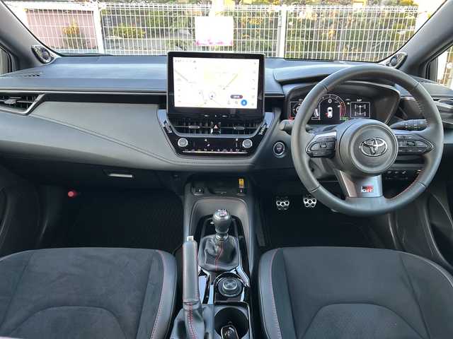 トヨタ ＧＲカローラ RZ 静岡県 2023(令5)年 0.9万km プラチナホワイトパールマイカ ~6MT＆4WD~/ユーザー買取車両/ワンオーナー/純正ナビ/　【BT/地デジフルセグTV/Miracast】/純正LEDヘッドライト/純正18インチAW/レーダークルーズコントロール/レーンキープアシスト/GR専用キャリパー/GR専用フロアマット/ハーフレザーシート/シートヒーター/ステアリングヒーター/バックカメラ/置くだけ充電/USBタイプCポート/スマートキー/プッシュスタート/新車時保証書/取扱説明書/スペアキー×1