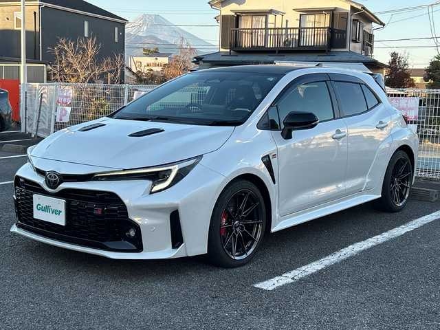 トヨタ ＧＲカローラ RZ 静岡県 2023(令5)年 0.9万km プラチナホワイトパールマイカ ~6MT＆4WD~/ユーザー買取車両/ワンオーナー/純正ナビ/　【BT/地デジフルセグTV/Miracast】/純正LEDヘッドライト/純正18インチAW/レーダークルーズコントロール/レーンキープアシスト/GR専用キャリパー/GR専用フロアマット/ハーフレザーシート/シートヒーター/ステアリングヒーター/バックカメラ/置くだけ充電/USBタイプCポート/スマートキー/プッシュスタート/新車時保証書/取扱説明書/スペアキー×1