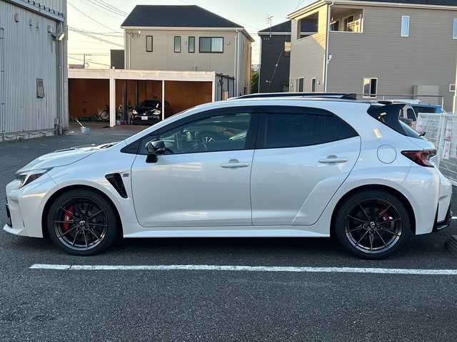 トヨタ ＧＲカローラ RZ 静岡県 2023(令5)年 0.9万km プラチナホワイトパールマイカ ~6MT＆4WD~/ユーザー買取車両/ワンオーナー/純正ナビ/　【BT/地デジフルセグTV/Miracast】/純正LEDヘッドライト/純正18インチAW/レーダークルーズコントロール/レーンキープアシスト/GR専用キャリパー/GR専用フロアマット/ハーフレザーシート/シートヒーター/ステアリングヒーター/バックカメラ/置くだけ充電/USBタイプCポート/スマートキー/プッシュスタート/新車時保証書/取扱説明書/スペアキー×1
