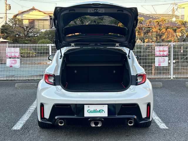 トヨタ ＧＲカローラ RZ 静岡県 2023(令5)年 0.9万km プラチナホワイトパールマイカ ~6MT＆4WD~/ユーザー買取車両/ワンオーナー/純正ナビ/　【BT/地デジフルセグTV/Miracast】/純正LEDヘッドライト/純正18インチAW/レーダークルーズコントロール/レーンキープアシスト/GR専用キャリパー/GR専用フロアマット/ハーフレザーシート/シートヒーター/ステアリングヒーター/バックカメラ/置くだけ充電/USBタイプCポート/スマートキー/プッシュスタート/新車時保証書/取扱説明書/スペアキー×1