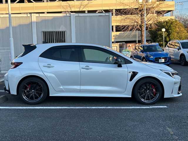 トヨタ ＧＲカローラ RZ 静岡県 2023(令5)年 0.9万km プラチナホワイトパールマイカ ~6MT＆4WD~/ユーザー買取車両/ワンオーナー/純正ナビ/　【BT/地デジフルセグTV/Miracast】/純正LEDヘッドライト/純正18インチAW/レーダークルーズコントロール/レーンキープアシスト/GR専用キャリパー/GR専用フロアマット/ハーフレザーシート/シートヒーター/ステアリングヒーター/バックカメラ/置くだけ充電/USBタイプCポート/スマートキー/プッシュスタート/新車時保証書/取扱説明書/スペアキー×1