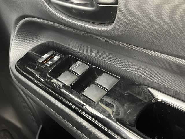 トヨタ アクア S スタイルブラック 茨城県 2016(平28)年 6.5万km ライムホワイトパールクリスタルシャイン 純正9型ナビ/バックカメラ/フルセグ/衝突被害軽減ブレーキ/車線逸脱抑制装置/オートマチックハイビーム/ETC/純正15インチAW/LEDヘッドライト/スマートキー