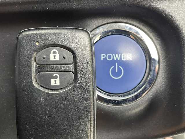 トヨタ アクア S スタイルブラック 茨城県 2016(平28)年 6.5万km ライムホワイトパールクリスタルシャイン 純正9型ナビ/バックカメラ/フルセグ/衝突被害軽減ブレーキ/車線逸脱抑制装置/オートマチックハイビーム/ETC/純正15インチAW/LEDヘッドライト/スマートキー