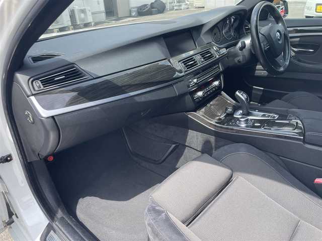 ＢＭＷ ５２３ｄ ブルーパフォーマンス Mスポーツ 静岡県 2013(平25)年 6万km アルピンホワイトⅢ 純正18インチアルミホイール/前席パワーシート/HIDライト/パドルシフト/アイドリングストップ/スマートキー/プッシュスタート/ビルトインETC/クルーズコントロール/新車時保証書/取扱説明書