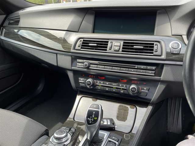 ＢＭＷ ５２３ｄ ブルーパフォーマンス Mスポーツ 静岡県 2013(平25)年 6万km アルピンホワイトⅢ 純正18インチアルミホイール/前席パワーシート/HIDライト/パドルシフト/アイドリングストップ/スマートキー/プッシュスタート/ビルトインETC/クルーズコントロール/新車時保証書/取扱説明書