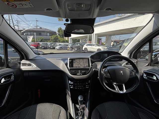 プジョー ２０８ アリュール 熊本県 2016(平28)年 9.9万km 白 純正ナビ/【ＡＭ／ＦＭ／ＵＳＢ／ＢＴ】/バックカメラ/パーキングセンサー/ＥＴＣ/前方ドライブレコーダー/純正16インチアルミホイール/ＨＩＤヘッドライト/オートライト/フォグランプ/ヘッドライトレベライザー/純正フロアマット/純正ドアバイザー/取扱説明書/スペアキー
