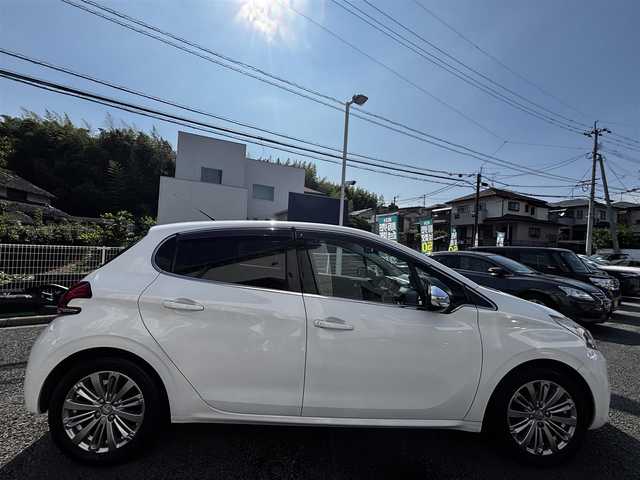 プジョー ２０８ アリュール 熊本県 2016(平28)年 9.9万km 白 純正ナビ/【ＡＭ／ＦＭ／ＵＳＢ／ＢＴ】/バックカメラ/パーキングセンサー/ＥＴＣ/前方ドライブレコーダー/純正16インチアルミホイール/ＨＩＤヘッドライト/オートライト/フォグランプ/ヘッドライトレベライザー/純正フロアマット/純正ドアバイザー/取扱説明書/スペアキー