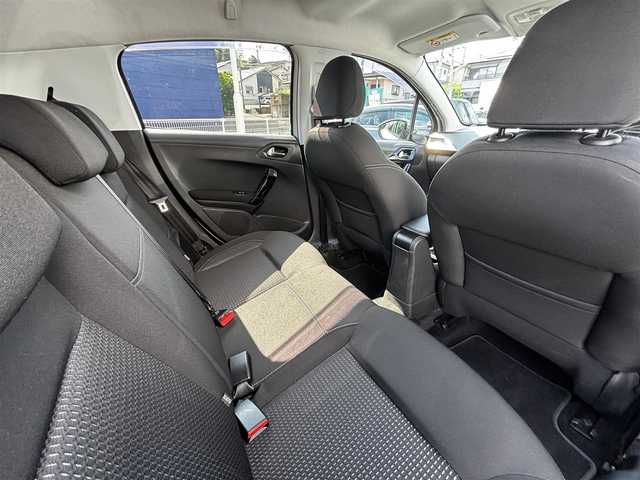 プジョー ２０８ アリュール 熊本県 2016(平28)年 9.9万km 白 純正ナビ/【ＡＭ／ＦＭ／ＵＳＢ／ＢＴ】/バックカメラ/パーキングセンサー/ＥＴＣ/前方ドライブレコーダー/純正16インチアルミホイール/ＨＩＤヘッドライト/オートライト/フォグランプ/ヘッドライトレベライザー/純正フロアマット/純正ドアバイザー/取扱説明書/スペアキー