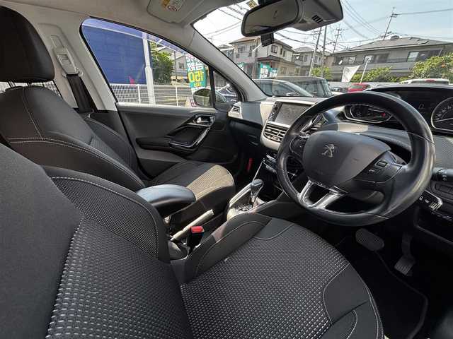 プジョー ２０８ アリュール 熊本県 2016(平28)年 9.9万km 白 純正ナビ/【ＡＭ／ＦＭ／ＵＳＢ／ＢＴ】/バックカメラ/パーキングセンサー/ＥＴＣ/前方ドライブレコーダー/純正16インチアルミホイール/ＨＩＤヘッドライト/オートライト/フォグランプ/ヘッドライトレベライザー/純正フロアマット/純正ドアバイザー/取扱説明書/スペアキー