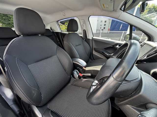 プジョー ２０８ アリュール 熊本県 2016(平28)年 9.9万km 白 純正ナビ/【ＡＭ／ＦＭ／ＵＳＢ／ＢＴ】/バックカメラ/パーキングセンサー/ＥＴＣ/前方ドライブレコーダー/純正16インチアルミホイール/ＨＩＤヘッドライト/オートライト/フォグランプ/ヘッドライトレベライザー/純正フロアマット/純正ドアバイザー/取扱説明書/スペアキー