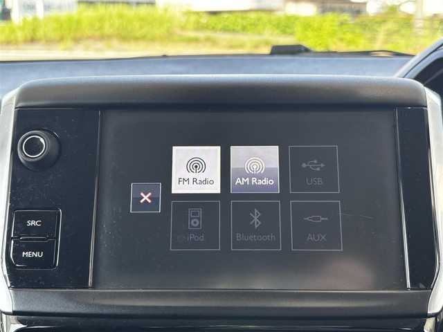 プジョー ２０８ アリュール 熊本県 2016(平28)年 9.9万km 白 純正ナビ/【ＡＭ／ＦＭ／ＵＳＢ／ＢＴ】/バックカメラ/パーキングセンサー/ＥＴＣ/前方ドライブレコーダー/純正16インチアルミホイール/ＨＩＤヘッドライト/オートライト/フォグランプ/ヘッドライトレベライザー/純正フロアマット/純正ドアバイザー/取扱説明書/スペアキー