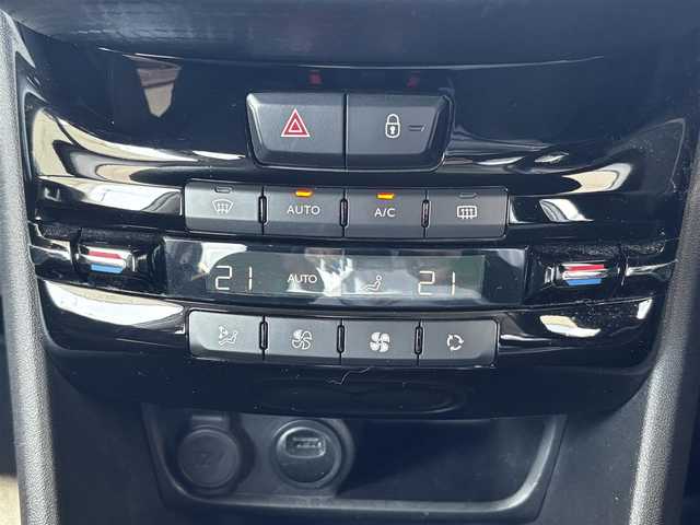 プジョー ２０８ アリュール 熊本県 2016(平28)年 9.9万km 白 純正ナビ/【ＡＭ／ＦＭ／ＵＳＢ／ＢＴ】/バックカメラ/パーキングセンサー/ＥＴＣ/前方ドライブレコーダー/純正16インチアルミホイール/ＨＩＤヘッドライト/オートライト/フォグランプ/ヘッドライトレベライザー/純正フロアマット/純正ドアバイザー/取扱説明書/スペアキー