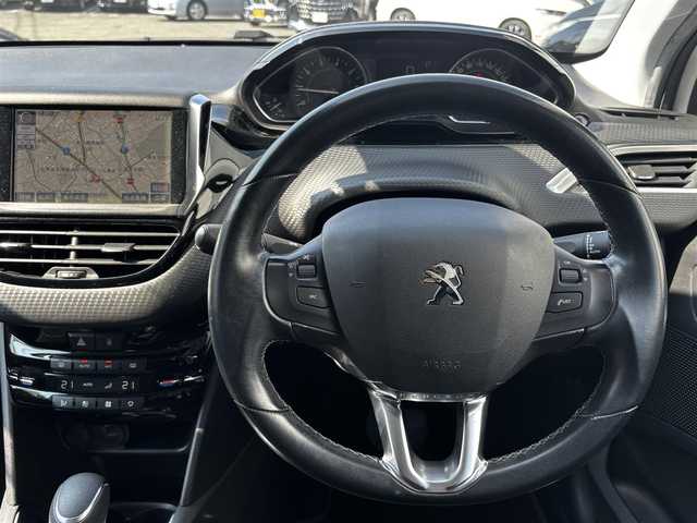 プジョー ２０８ アリュール 熊本県 2016(平28)年 9.9万km 白 純正ナビ/【ＡＭ／ＦＭ／ＵＳＢ／ＢＴ】/バックカメラ/パーキングセンサー/ＥＴＣ/前方ドライブレコーダー/純正16インチアルミホイール/ＨＩＤヘッドライト/オートライト/フォグランプ/ヘッドライトレベライザー/純正フロアマット/純正ドアバイザー/取扱説明書/スペアキー