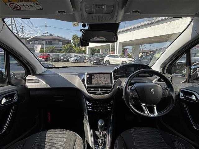 プジョー ２０８ アリュール 熊本県 2016(平28)年 9.9万km 白 純正ナビ/【ＡＭ／ＦＭ／ＵＳＢ／ＢＴ】/バックカメラ/パーキングセンサー/ＥＴＣ/前方ドライブレコーダー/純正16インチアルミホイール/ＨＩＤヘッドライト/オートライト/フォグランプ/ヘッドライトレベライザー/純正フロアマット/純正ドアバイザー/取扱説明書/スペアキー