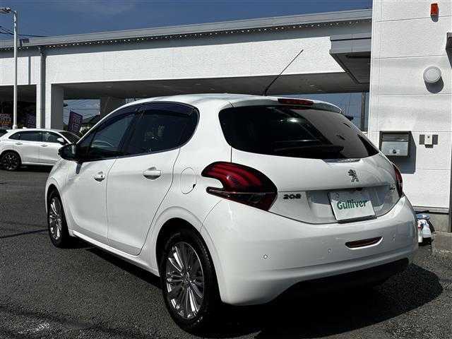 プジョー ２０８ アリュール 熊本県 2016(平28)年 9.9万km 白 純正ナビ/【ＡＭ／ＦＭ／ＵＳＢ／ＢＴ】/バックカメラ/パーキングセンサー/ＥＴＣ/前方ドライブレコーダー/純正16インチアルミホイール/ＨＩＤヘッドライト/オートライト/フォグランプ/ヘッドライトレベライザー/純正フロアマット/純正ドアバイザー/取扱説明書/スペアキー