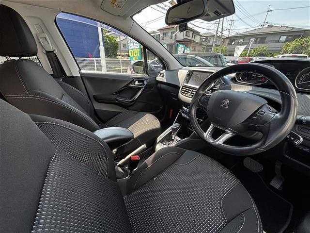 プジョー ２０８ アリュール 熊本県 2016(平28)年 9.9万km 白 純正ナビ/【ＡＭ／ＦＭ／ＵＳＢ／ＢＴ】/バックカメラ/パーキングセンサー/ＥＴＣ/前方ドライブレコーダー/純正16インチアルミホイール/ＨＩＤヘッドライト/オートライト/フォグランプ/ヘッドライトレベライザー/純正フロアマット/純正ドアバイザー/取扱説明書/スペアキー