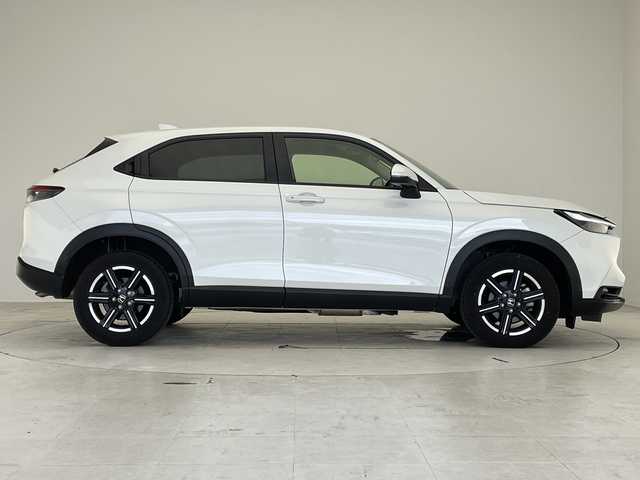 ホンダ ヴェゼル G 愛知県 2023(令5)年 2.8万km プラチナホワイトパール 純正9型ディズプレイオーディオナビ/レーダークルーズコントロール/バックカメラ/コーナーセンサー/純正アルミホイール/ETC2.0/レーンキープアシスト/ダウンヒルアシストコントロール/オートマチックハイビーム/ワイヤレス充電器/ドライブレコーダー/衝突軽減システム/Bluetooth/フルセグ/ステアリングスイッチ/スマートキー/プッシュスタート