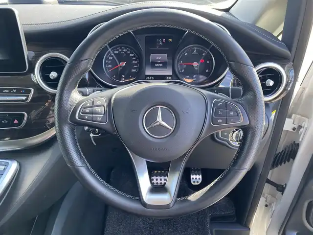 メルセデス・ベンツ Ｖ２２０ d AVGエクストラロング 福岡県 2016(平28)年 5.1万km ロッククリスタルホワイト ・アダプティブクルーズコントロール/・純正ナビ/BT/USB/HDMI/・全方位カメラ/・黒革シート/シートヒーター/エアシート/・ドライブレコーダー/・フルセグ/・ETC/・純正18AW/・LEDライト/・BLIS/・フリップダウンモニター/・保証書/・取扱説明書