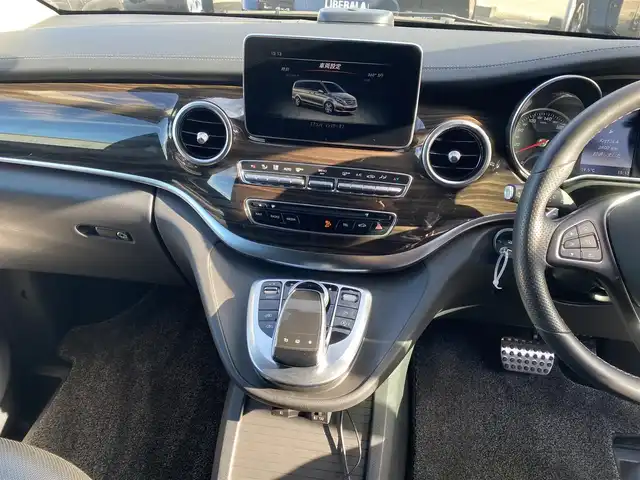 メルセデス・ベンツ Ｖ２２０ d AVGエクストラロング 福岡県 2016(平28)年 5.1万km ロッククリスタルホワイト ・アダプティブクルーズコントロール/・純正ナビ/BT/USB/HDMI/・全方位カメラ/・黒革シート/シートヒーター/エアシート/・ドライブレコーダー/・フルセグ/・ETC/・純正18AW/・LEDライト/・BLIS/・フリップダウンモニター/・保証書/・取扱説明書