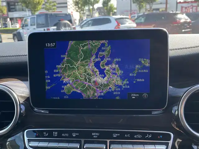 メルセデス・ベンツ Ｖ２２０ d AVGエクストラロング 福岡県 2016(平28)年 5.1万km ロッククリスタルホワイト ・アダプティブクルーズコントロール/・純正ナビ/BT/USB/HDMI/・全方位カメラ/・黒革シート/シートヒーター/エアシート/・ドライブレコーダー/・フルセグ/・ETC/・純正18AW/・LEDライト/・BLIS/・フリップダウンモニター/・保証書/・取扱説明書