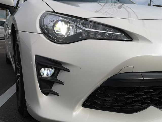 トヨタ ８６ GT 茨城県 2018(平30)年 8.3万km クリスタルホワイトパール 社外ナビ/【iPod・USB・SD・CD・DVD・TV・ラジオ・AV-IN・BT】/Bカメラ/ETC/クルコン/前後ドラレコ/6速MT/オートライト/Fフォグ/LEDライト/横滑り防止装置/プッシュスタート/スマートキー