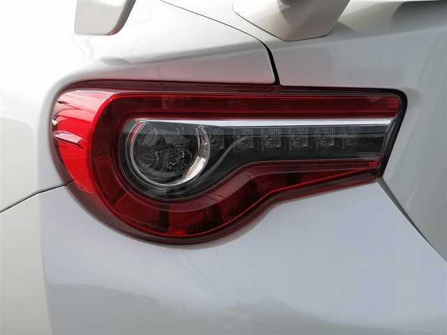 トヨタ ８６ GT 茨城県 2018(平30)年 8.3万km クリスタルホワイトパール 社外ナビ/【iPod・USB・SD・CD・DVD・TV・ラジオ・AV-IN・BT】/Bカメラ/ETC/クルコン/前後ドラレコ/6速MT/オートライト/Fフォグ/LEDライト/横滑り防止装置/プッシュスタート/スマートキー