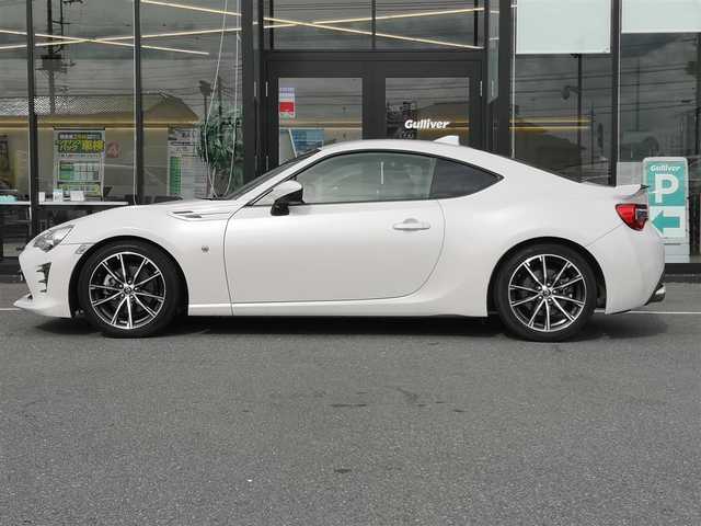 トヨタ ８６ GT 茨城県 2018(平30)年 8.3万km クリスタルホワイトパール 社外ナビ/【iPod・USB・SD・CD・DVD・TV・ラジオ・AV-IN・BT】/Bカメラ/ETC/クルコン/前後ドラレコ/6速MT/オートライト/Fフォグ/LEDライト/横滑り防止装置/プッシュスタート/スマートキー