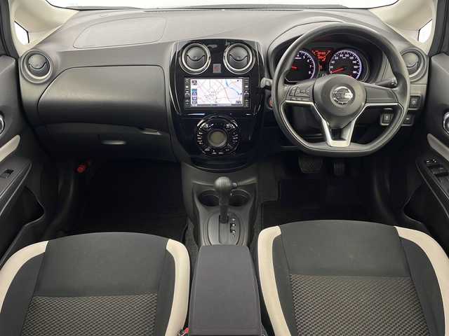 日産 ノート X 栃木県 2017(平29)年 3.1万km ダークメタルグレー 純正ナビ/（BT/CD/DVD/フルセグ/AM/FM)/バックカメラ/衝突軽減システム/車線逸脱抑制機能/横滑り防止/アイドリングストップ/ETC/ドライブレコーダー/電動格納ミラー/社外フロアマット/ステアリングスイッチ/AAC/オートライト/プッシュスタート/スマートキー/スペアキー